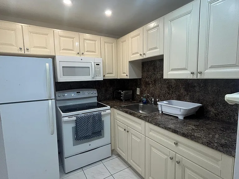138 Markham Ct #G — Photo 5