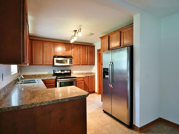 5th image of 2101 Maple Leaf Dr E