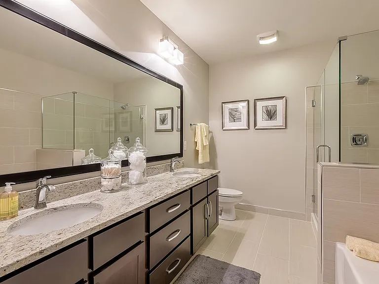 Four Seasons Apartments — Photo 29