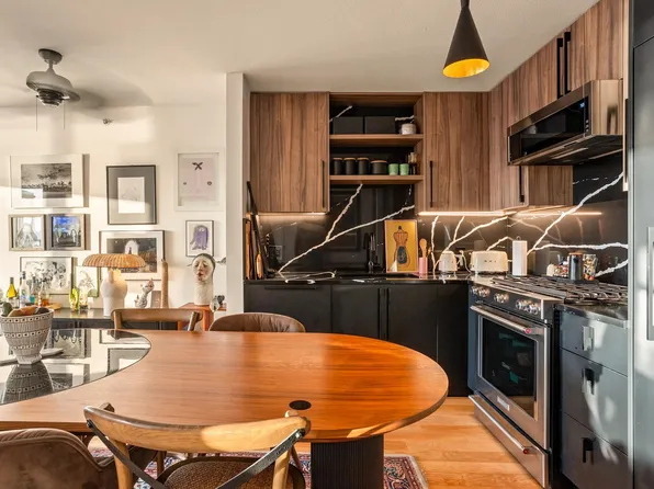 155 W 1st St #1505, North Vancouver, BC V7M 3N8