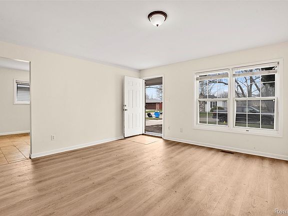 3rd image of 29982 Hazelwood St