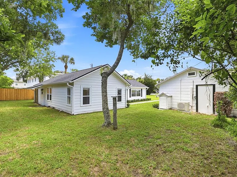 2704 E Jefferson St — Photo 39