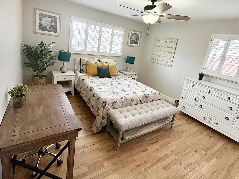 Another queen bed guest room