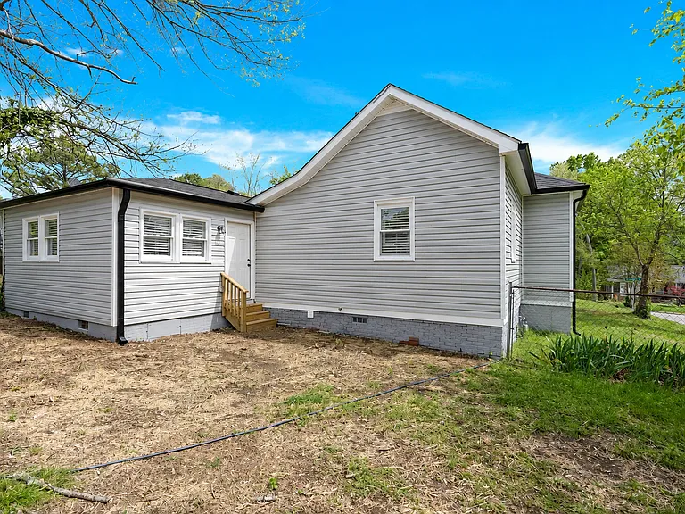 1102 N Church St — Photo 31