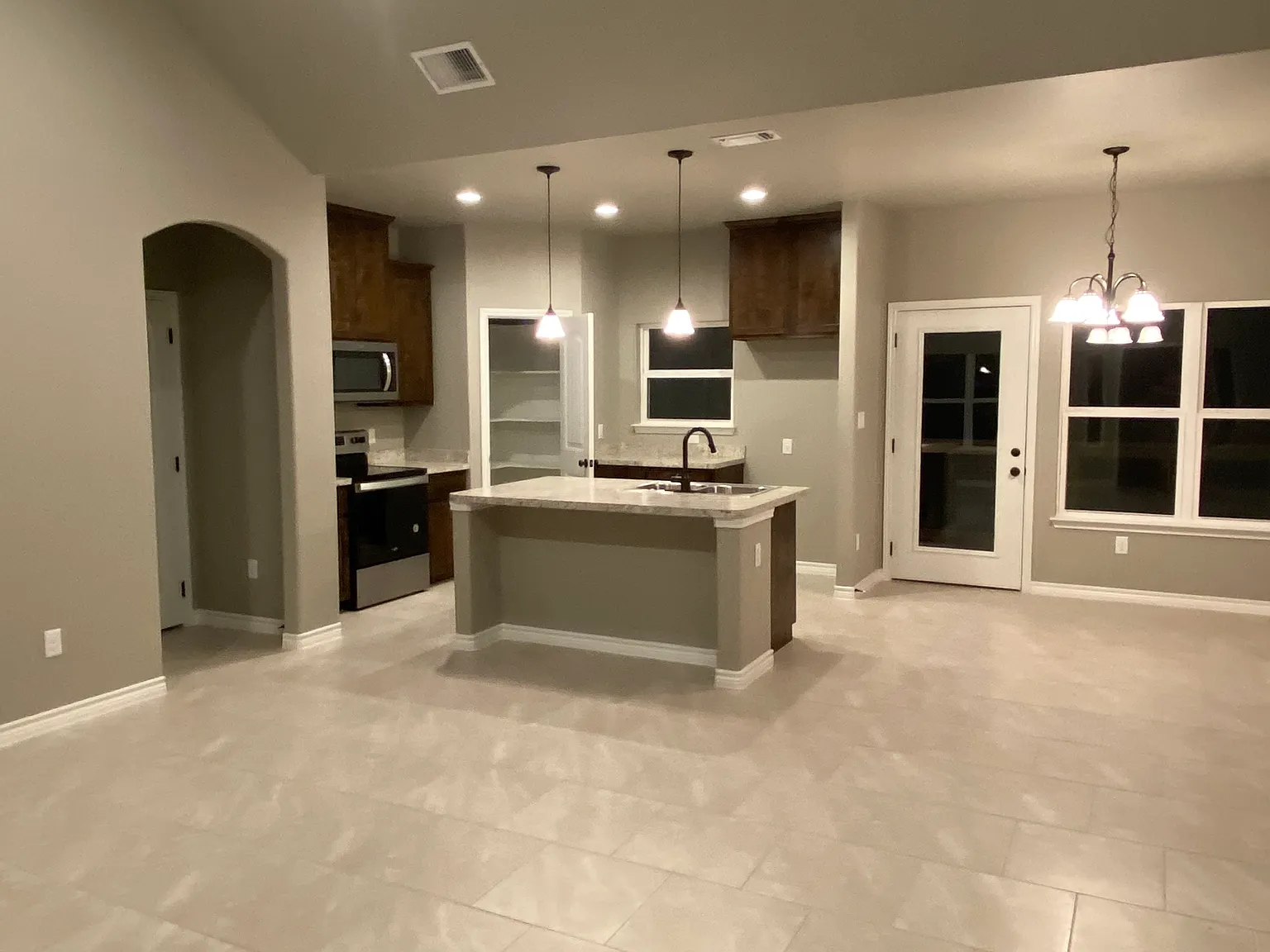 3 bed, 1317 sqft, $1,850 — Photo 2