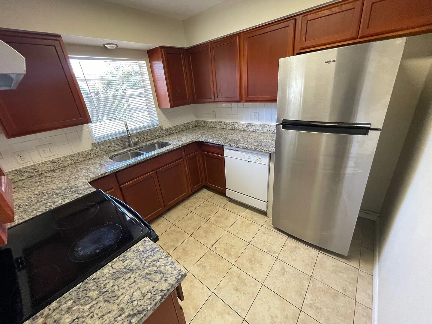 4 Bed/2 Bath Sfh In Weathersfield Available August 1st! — Photo 2