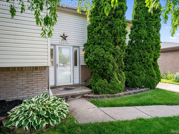 32054 Glaser Rd, Brownstown, MI 48173