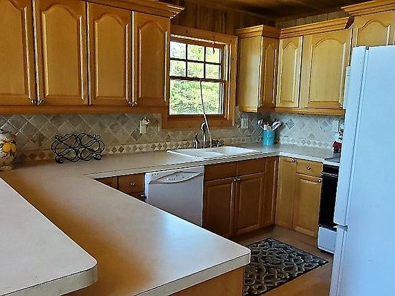 4th image of 251 Beaver Shores Dr