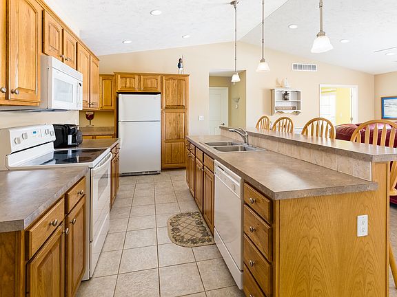 2nd image of 270 Oak St APT 8
