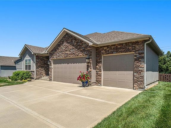 4th image of 18415 Rock Creek Dr