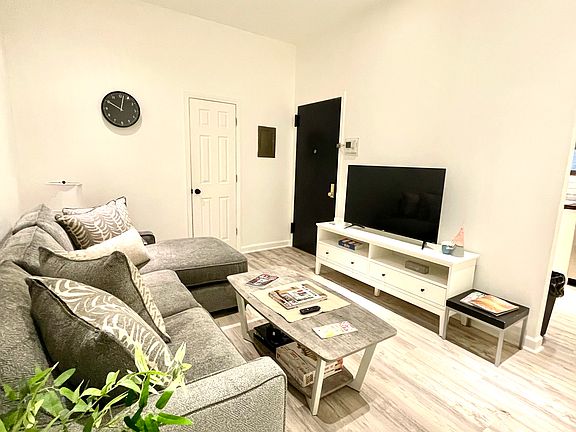 3rd image of 65 E 54th St APT 3R