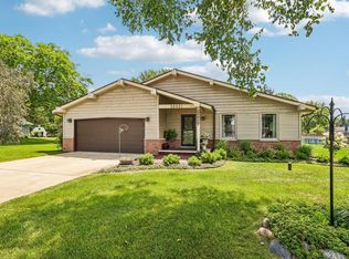36651 Prairie Dr, Oconomowoc, WI 53066