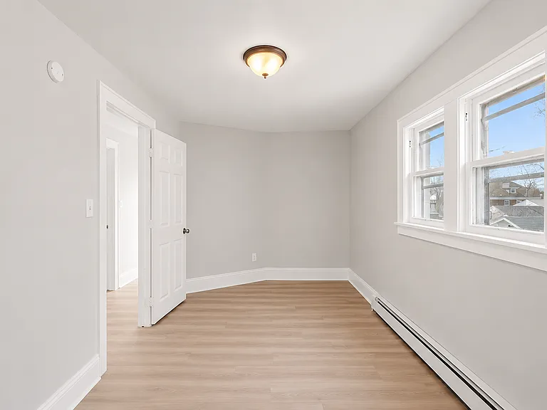 93 Hollywood Ave — Photo 9