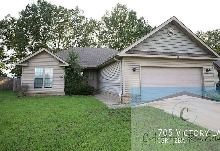 705 Victory Ln — Photo 1