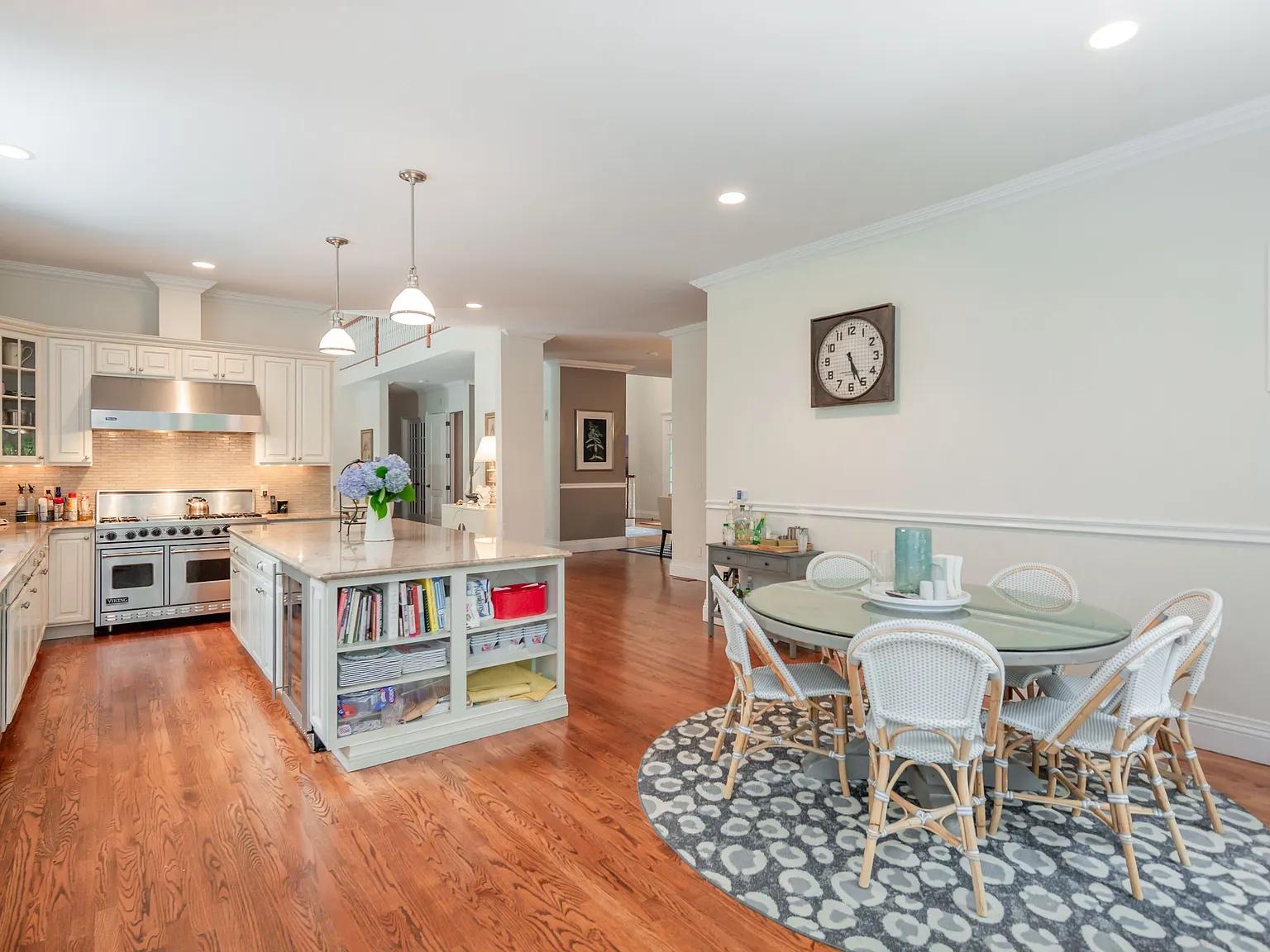 Elegant Six Bedroom Home Near Bay Beaches — Photo 3