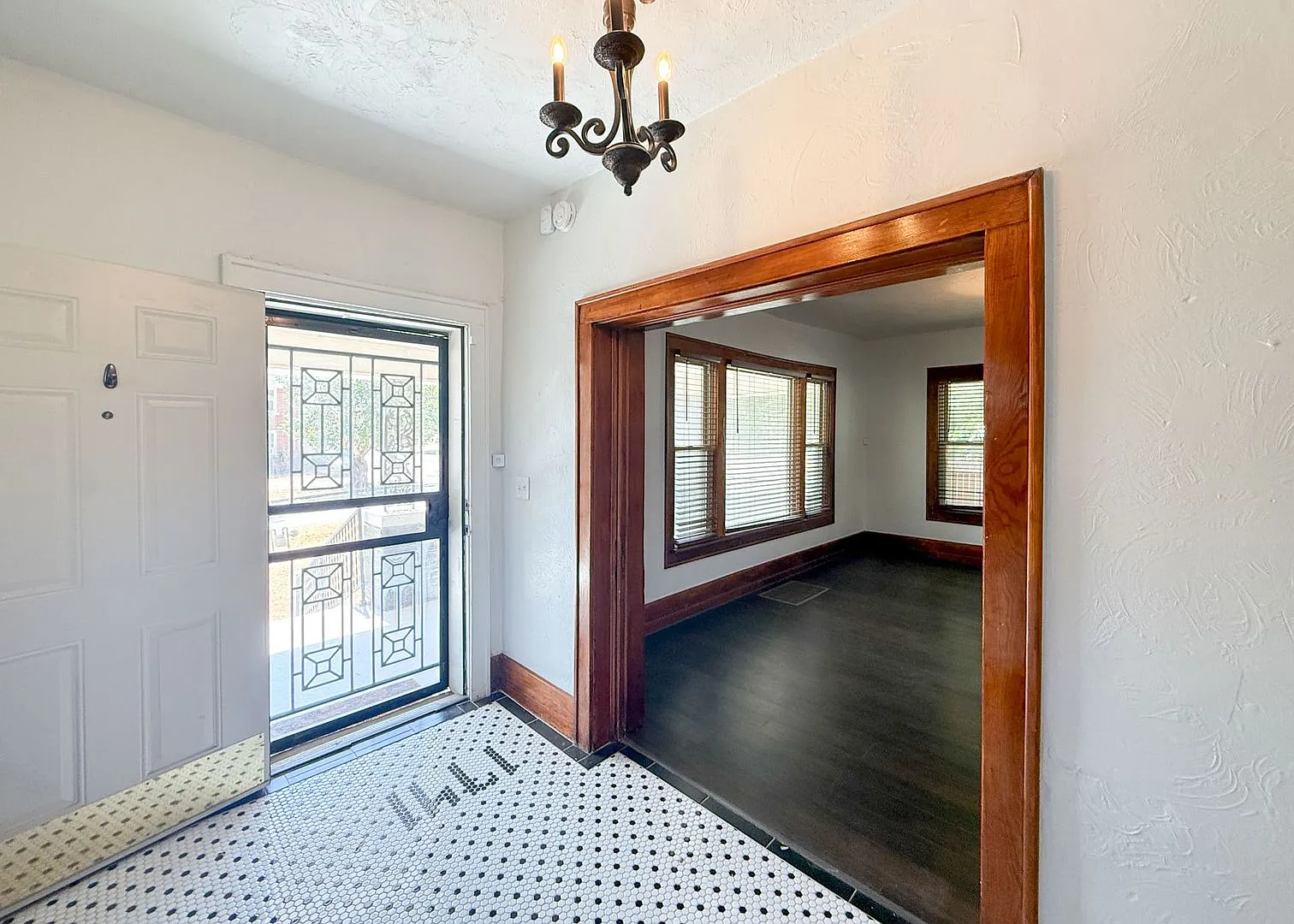 1920s Home with Vintage Charm — Photo 4