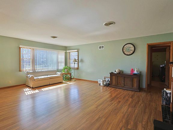 4th image of 236 E Walnut St