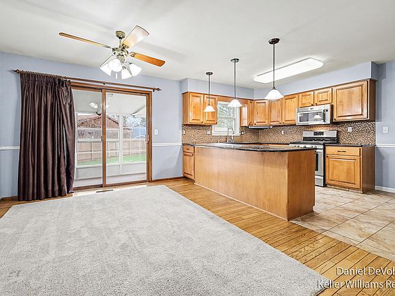 4th image of 8825 Cottonwood Dr