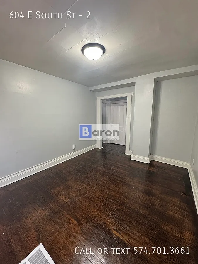 Building Photo - 604 E South St #2