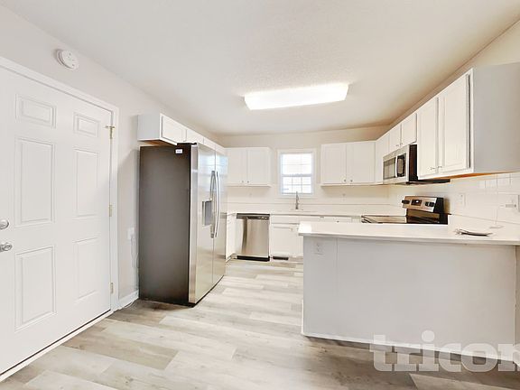 3rd image of 262 Santee Cir