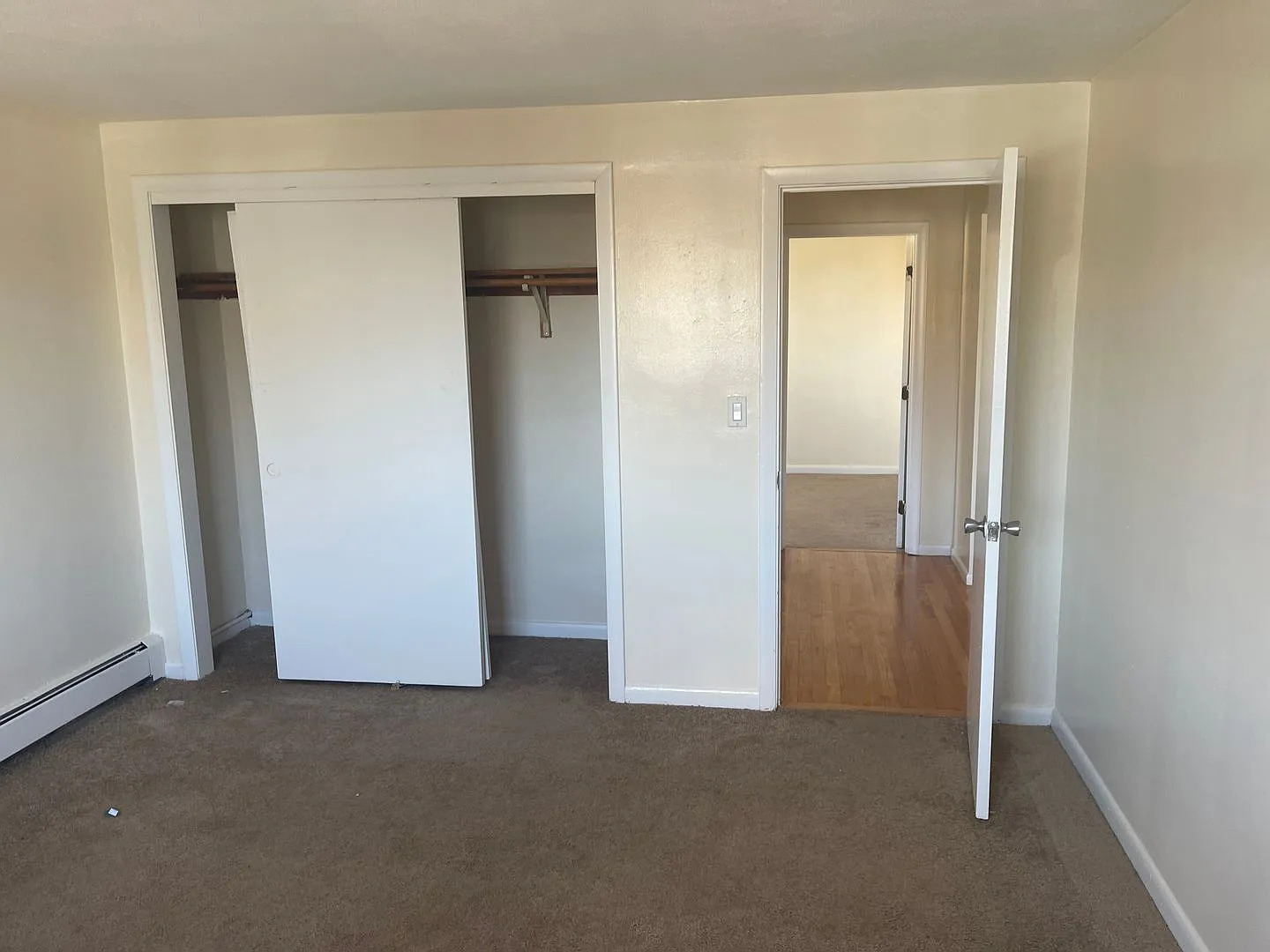 No Fee Massive 2 Bed With New Floors, Kitchen And Paint, Ac Very Sunny!! Parking Included — Photo 4