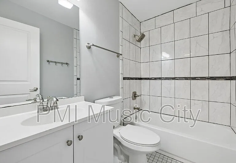 2126B Burns St — Photo 22
