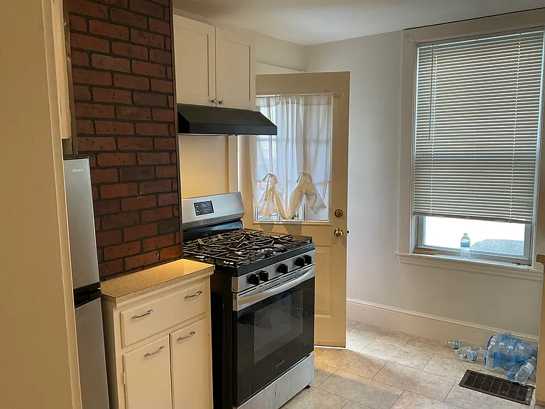 272 Washington St #1R — Photo 2