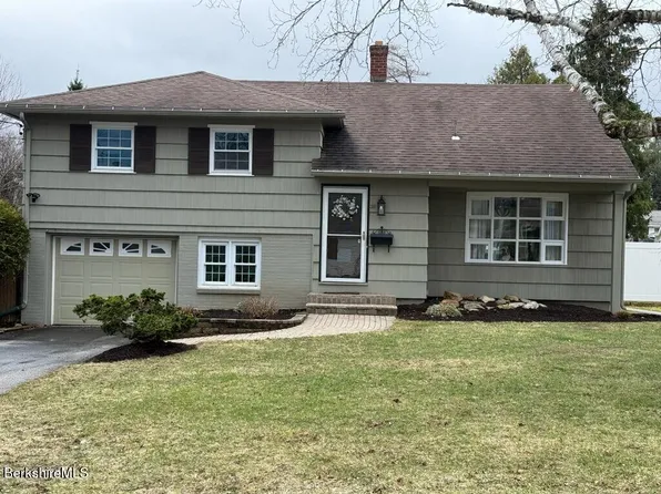 38 Rockland Dr, Pittsfield, MA 01201