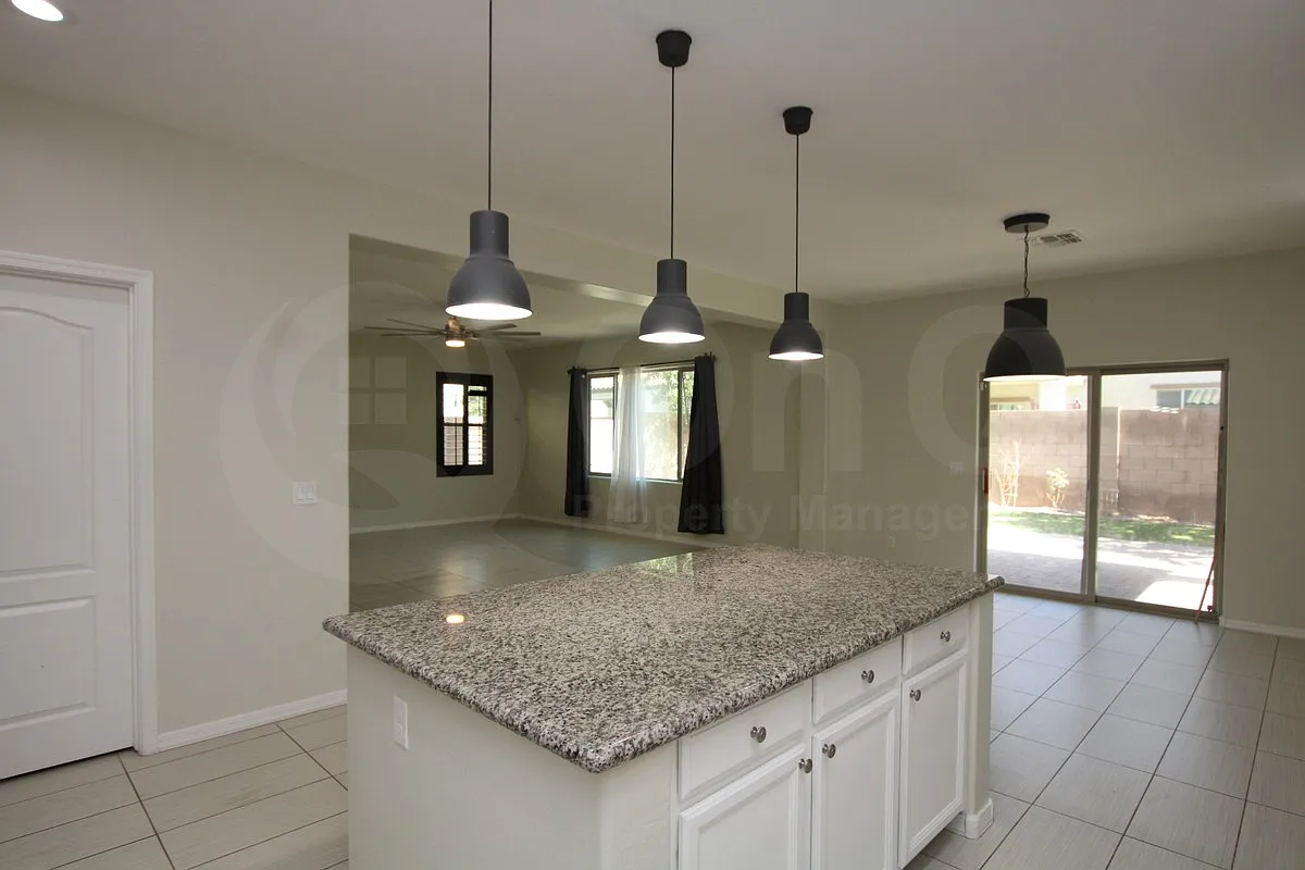 5 bed, 3.0 bath, 2780 sqft, $2,999 — Photo 3