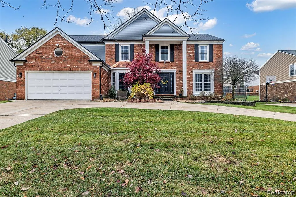 4 bed, 4220 sqft, $4,000 — Photo 1