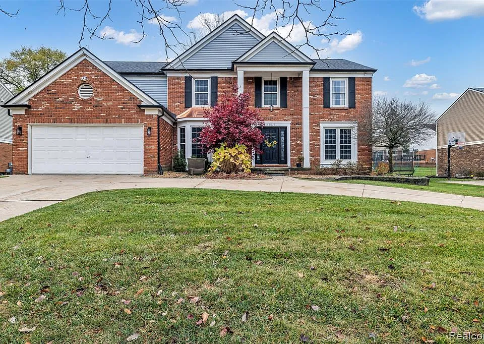 45077 Roundview Dr