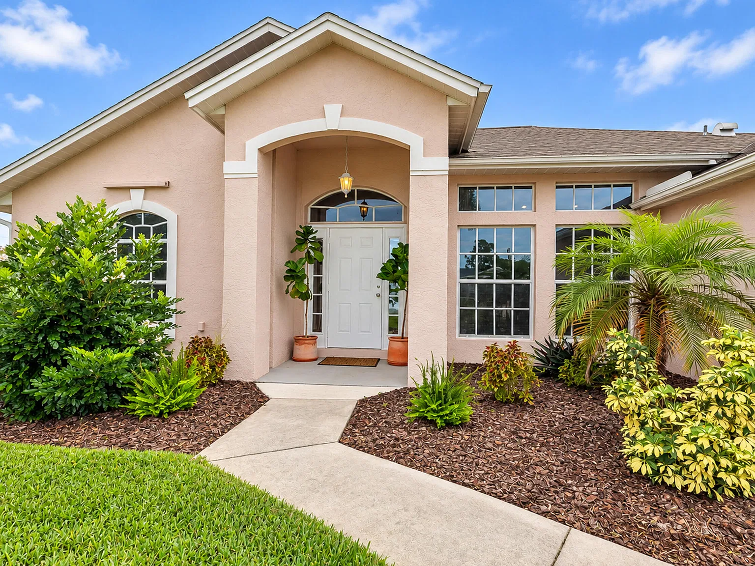 3 bed, 2.0 bath, 1662 sqft, $3,300 — Photo 3