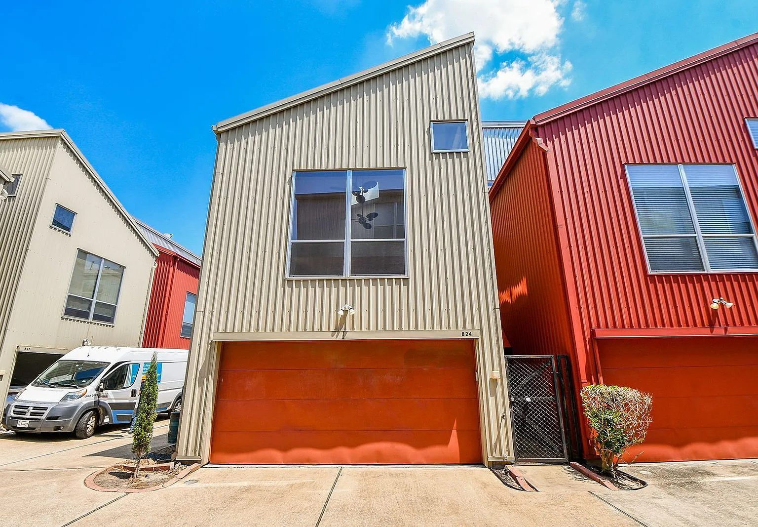 3 bed, 2.0 bath, 2136 sqft, $2,500 — Photo 1