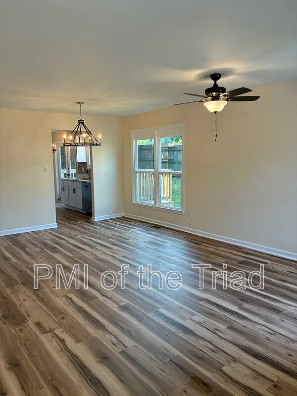 3 bed, 2.0 bath, 1343 sqft, $2,700 — Photo 2