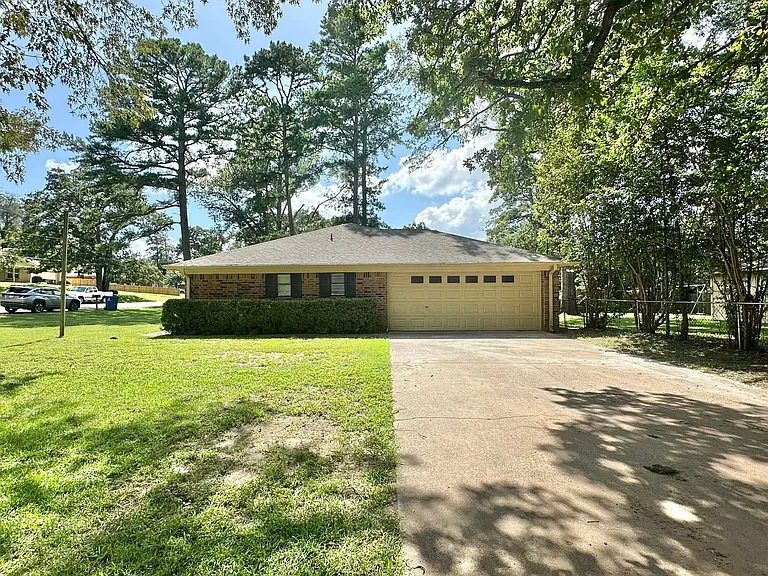2448 Holly Ln — Photo 3