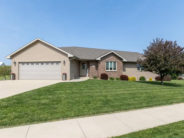 1030 11th St SW, Dyersville, IA 52040