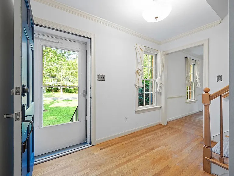 2401 Scarsborough Dr — Photo 5