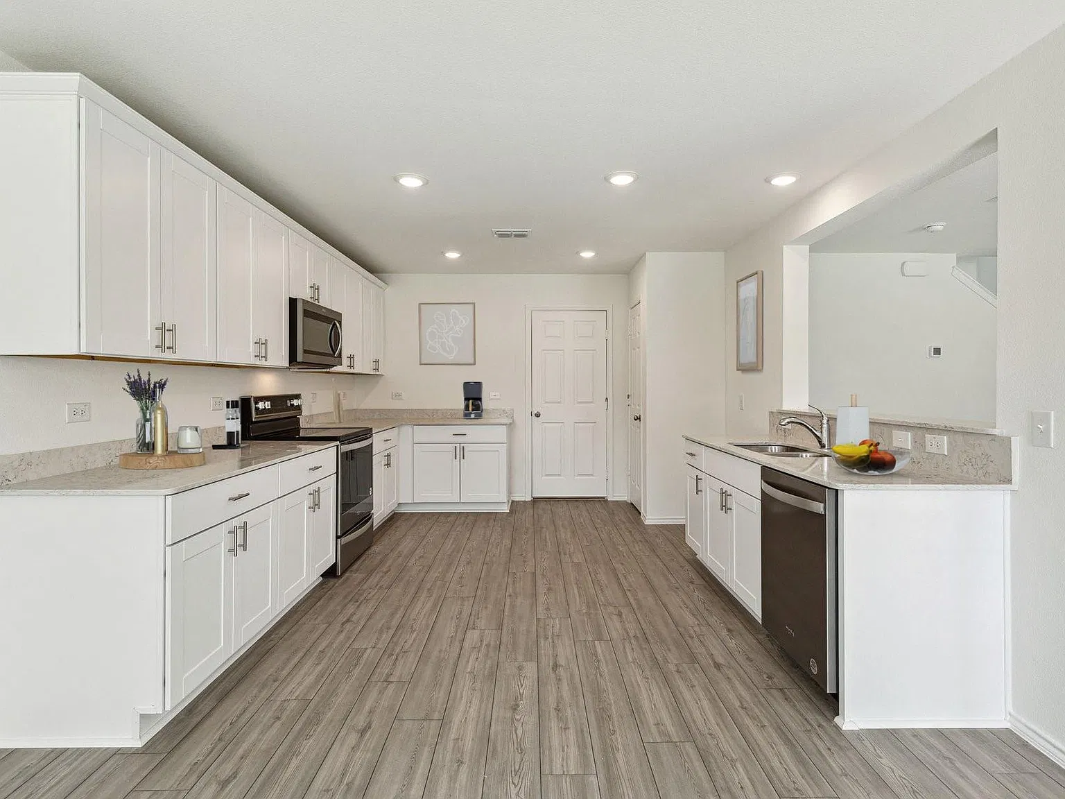 4 bed, 1893 sqft, $2,577 — Photo 2
