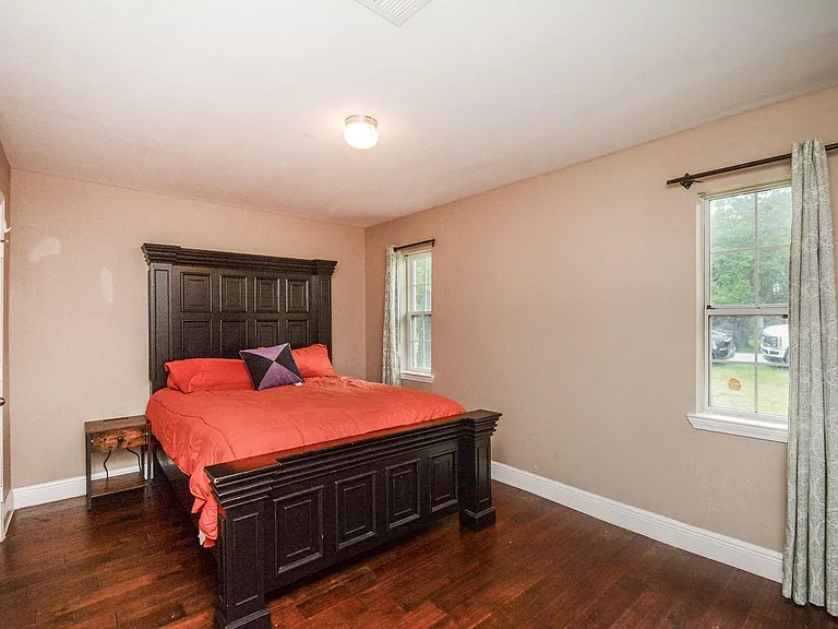 1402 Chestnut Ridge Rd — Photo 5