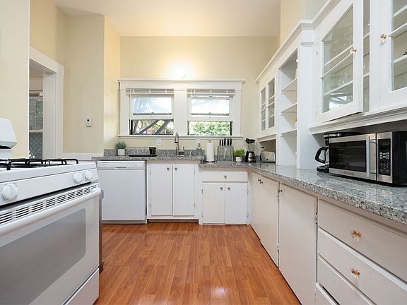 2nd image of 460 28th St APT 1