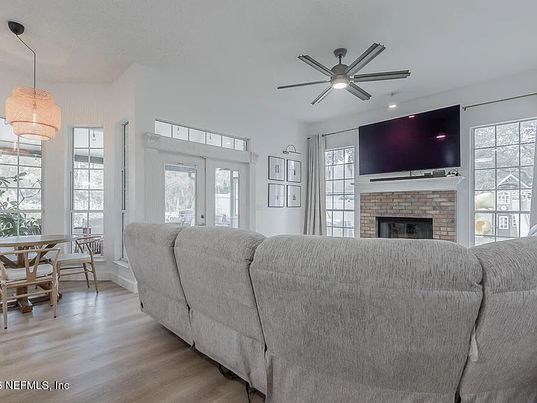 1905 Harbor Island Dr — Photo 16