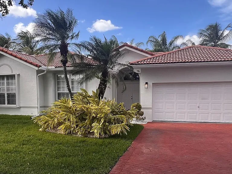 15761 SW 148th Ter — Photo 1