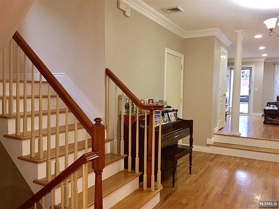 5th image of 2190 Mackay Ave #21
