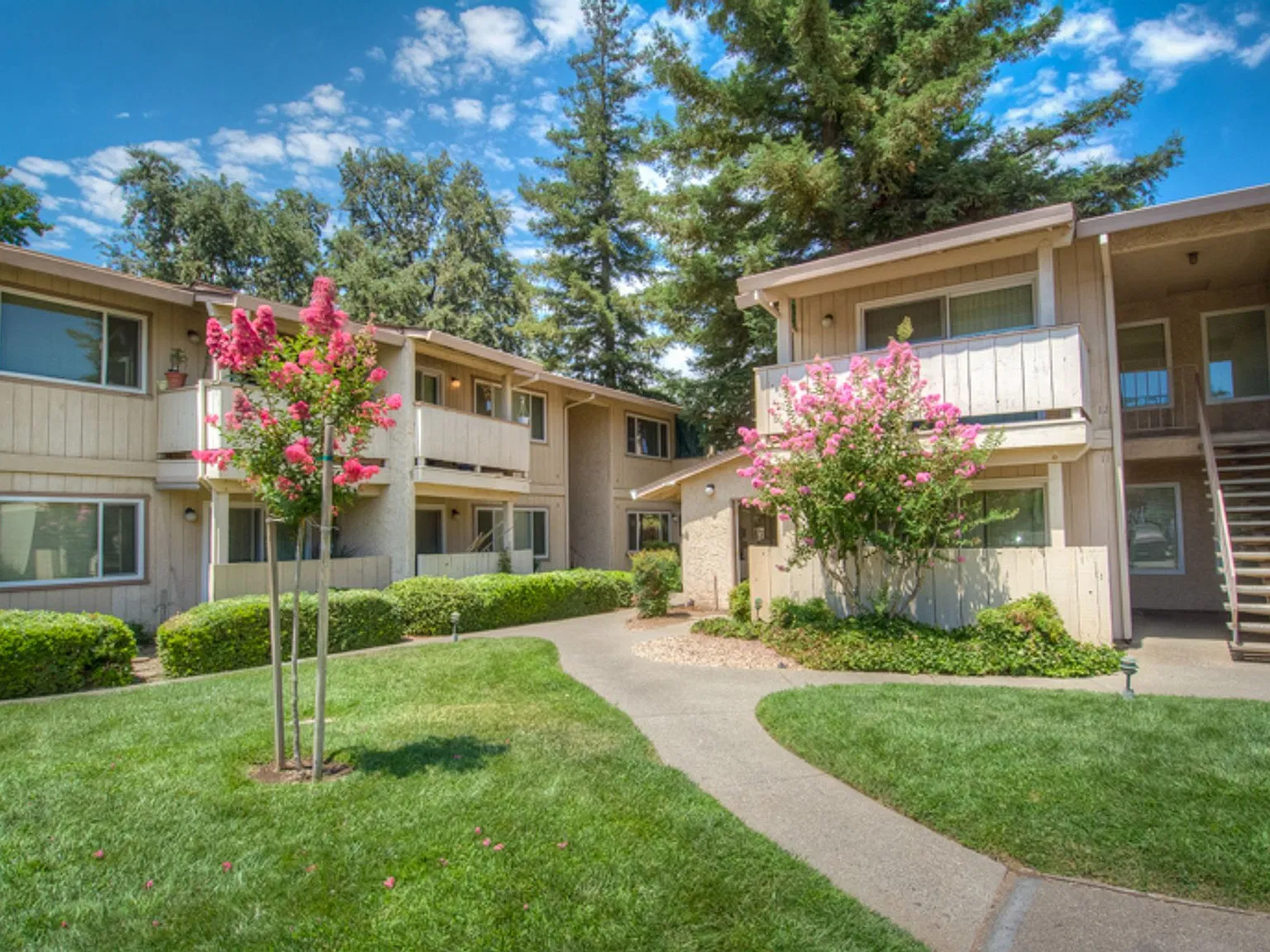 Alamont Apartments — Photo 1