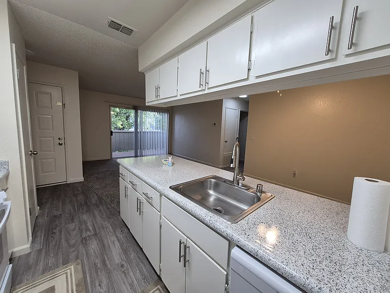Foxworth Apartments — Photo 42