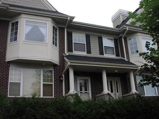 Fantastic condition row home, in very desireable location