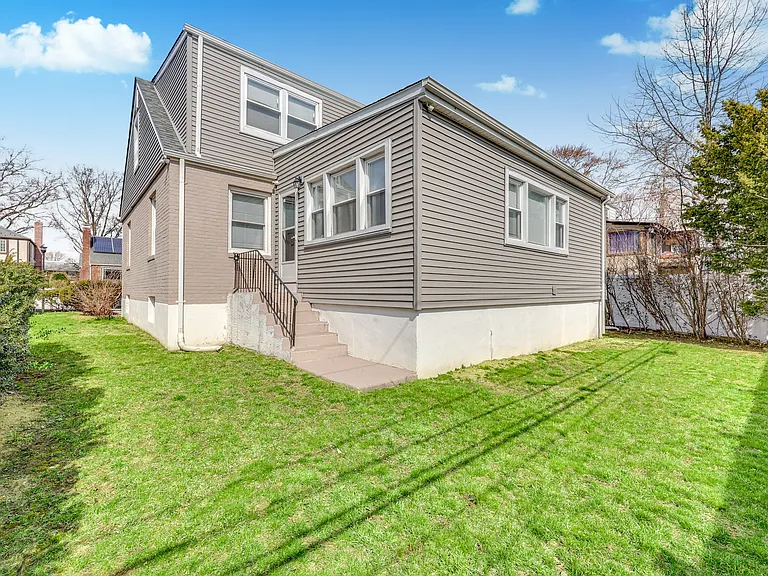 5 Hawthorne Ln — Photo 6