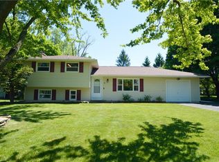 8 Gloucester Cir, Rochester, NY 14623