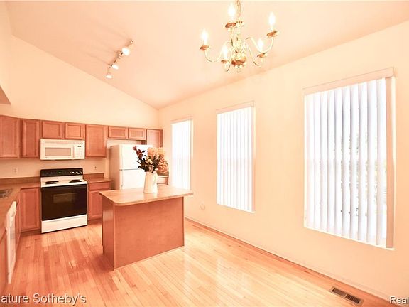 2nd image of 802 Sandalwood Dr