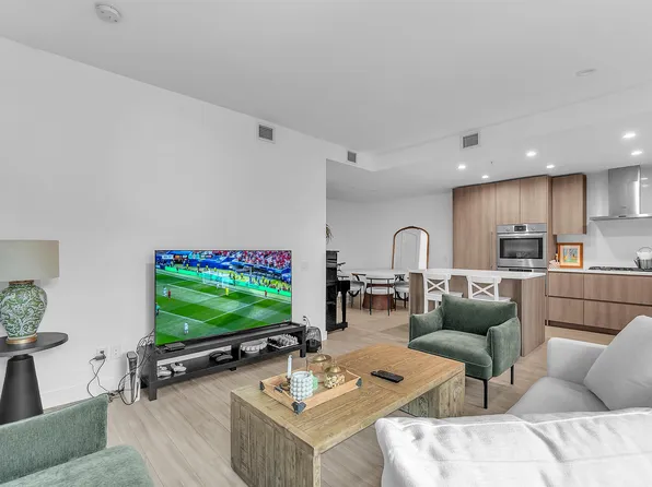 2060 Curling Rd #115, North Vancouver, BC V7P 1X4